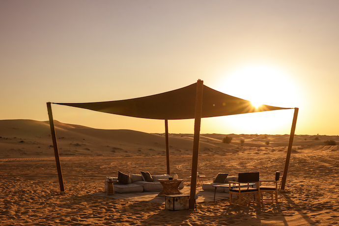 Passeio de safari premium no deserto em Dubai com experiência exclusiva no Sonara Camp, incluindo jantar de luxo no deserto, paisagens das dunas douradas, entretenimento premium e atendimento personalizado com guia em português em Dubai para brasileiros. Experiência VIP no deserto de Dubai com tours privativos, cultura árabe autêntica, pôr do sol nas dunas e serviço premium para turistas brasileiros nos Emirados Árabes Unidos.