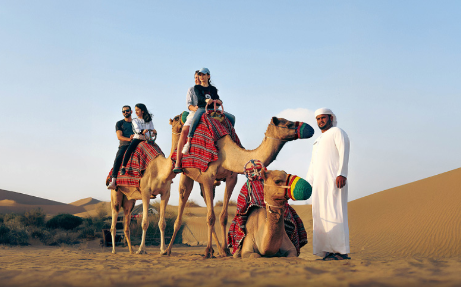 safari no deserto guia brasileiro tour guiado em portugues passeio em dubai safari no deserto em dubai jantar sob as estrelas cultura local dunas do deserto parada para fotos no por do sol passeio de camelo