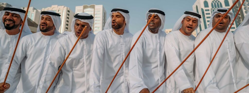 Explore as danças culturais dos Emirados Árabes Unidos e entenda a riqueza da tradição árabe por meio de expressões como Al Ayyala, Al Razfa e Liwa. Mais do que apresentações artísticas, essas danças revelam identidade, história e valores do povo emiradense. Descubra onde vivenciar essa cultura de forma autêntica em sua viagem com a JGF TOURS.