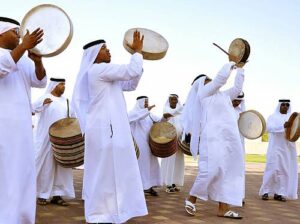 Al Ayala: A Dança Tradicional Mais Fascinante dos Emirados Árabes Unidos 🇦🇪 O que é Al Ayala? Al Ayala (pronúncia aproximada em português: “Al Aiala”) é uma das expressões culturais mais autênticas e impressionantes dos Emirados Árabes Unidos. Considerada uma verdadeira obra de arte tradicional, essa performance representa o orgulho nacional, a herança beduína e a identidade cultural do povo emirático. Ao longo da história, o Al Ayala esteve ligado à coragem, honra e cavalheirismo dos antigos beduínos nômades que viviam nos desertos da região. Hoje, continua sendo um dos símbolos culturais mais importantes dos Emirados Árabes Unidos, encantando turistas, líderes, autoridades e visitantes do mundo inteiro. ✨ Quer viver essa experiência cultural de perto? Conheça apresentações autênticas de Al Ayala com nossa empresa de turismo e mergulhe nas tradições mais fascinantes de Dubai, Abu Dhabi e Al Ain com a JGF TOURS