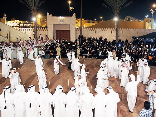 Viva a Cultura Emiradense com a JGF TOURS Assistir ao Al Razfa ao vivo é muito mais do que ver uma dança tradicional — é sentir a alma cultural dos Emirados Árabes Unidos. Com a JGF TOURS, você descobre o significado real por trás das tradições emiradenses através de experiências culturais autênticas em português. ✔️ Tours culturais em Dubai, Abu Dhabi & Sharjah ✔️ Experiências beduínas autênticas no deserto ✔️ Explicações profundas sobre cultura & tradições árabes ✔️ Vivência da hospitalidade emiradense tradicional ✔️ Roteiros personalizados com guias especializados Descubra os Emirados além dos arranha-céus. Entenda a verdadeira cultura do deserto árabe. Viva a história, a música & as tradições emiradenses de forma autêntica. 👉 Planeje agora sua experiência cultural com a JGF TOURS 👉 Visite JGF TOURS