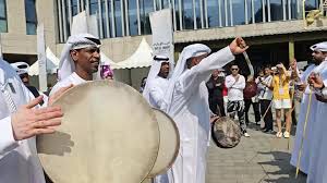 Al Ayala: A Dança Tradicional Mais Fascinante dos Emirados Árabes Unidos 🇦🇪 O que é Al Ayala? Al Ayala (pronúncia aproximada em português: “Al Aiala”) é uma das expressões culturais mais autênticas e impressionantes dos Emirados Árabes Unidos. Considerada uma verdadeira obra de arte tradicional, essa performance representa o orgulho nacional, a herança beduína e a identidade cultural do povo emirático. Ao longo da história, o Al Ayala esteve ligado à coragem, honra e cavalheirismo dos antigos beduínos nômades que viviam nos desertos da região. Hoje, continua sendo um dos símbolos culturais mais importantes dos Emirados Árabes Unidos, encantando turistas, líderes, autoridades e visitantes do mundo inteiro. ✨ Quer viver essa experiência cultural de perto? Conheça apresentações autênticas de Al Ayala com nossa empresa de turismo e mergulhe nas tradições mais fascinantes de Dubai, Abu Dhabi e Al Ain com a JGF TOURS