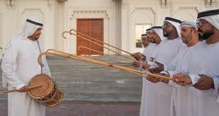 Al Ayala: A Dança Tradicional Mais Fascinante dos Emirados Árabes Unidos 🇦🇪 O que é Al Ayala? Al Ayala (pronúncia aproximada em português: “Al Aiala”) é uma das expressões culturais mais autênticas e impressionantes dos Emirados Árabes Unidos. Considerada uma verdadeira obra de arte tradicional, essa performance representa o orgulho nacional, a herança beduína e a identidade cultural do povo emirático. Ao longo da história, o Al Ayala esteve ligado à coragem, honra e cavalheirismo dos antigos beduínos nômades que viviam nos desertos da região. Hoje, continua sendo um dos símbolos culturais mais importantes dos Emirados Árabes Unidos, encantando turistas, líderes, autoridades e visitantes do mundo inteiro. ✨ Quer viver essa experiência cultural de perto? Conheça apresentações autênticas de Al Ayala com nossa empresa de turismo e mergulhe nas tradições mais fascinantes de Dubai, Abu Dhabi e Al Ain! com a JGF TOURS