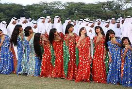 Al Ayala: A Dança Tradicional Mais Fascinante dos Emirados Árabes Unidos 🇦🇪 O que é Al Ayala? Al Ayala (pronúncia aproximada em português: “Al Aiala”) é uma das expressões culturais mais autênticas e impressionantes dos Emirados Árabes Unidos. Considerada uma verdadeira obra de arte tradicional, essa performance representa o orgulho nacional, a herança beduína e a identidade cultural do povo emirático. Ao longo da história, o Al Ayala esteve ligado à coragem, honra e cavalheirismo dos antigos beduínos nômades que viviam nos desertos da região. Hoje, continua sendo um dos símbolos culturais mais importantes dos Emirados Árabes Unidos, encantando turistas, líderes, autoridades e visitantes do mundo inteiro. ✨ Quer viver essa experiência cultural de perto? Conheça apresentações autênticas de Al Ayala com nossa empresa de turismo e mergulhe nas tradições mais fascinantes de Dubai, Abu Dhabi com a JGF TOURS