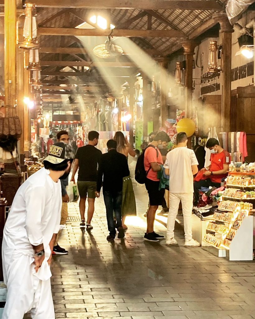 Explore a riqueza cultural da Cidade Antiga de Dubai em um tour guiado pelos bairros históricos, com ruas estreitas, arquitetura árabe tradicional, torres de vento, o charmoso distrito de Al Fahidi, travessia de abra pelo Dubai Creek, visita aos famosos Souk das Especiarias e Souk do Ouro, além de mercados, cafés e lojas de artesanato que revelam a história e as tradições locais, proporcionando uma experiência autêntica para casais, famílias e viajantes que desejam conhecer o lado mais histórico e cultural de Dubai.