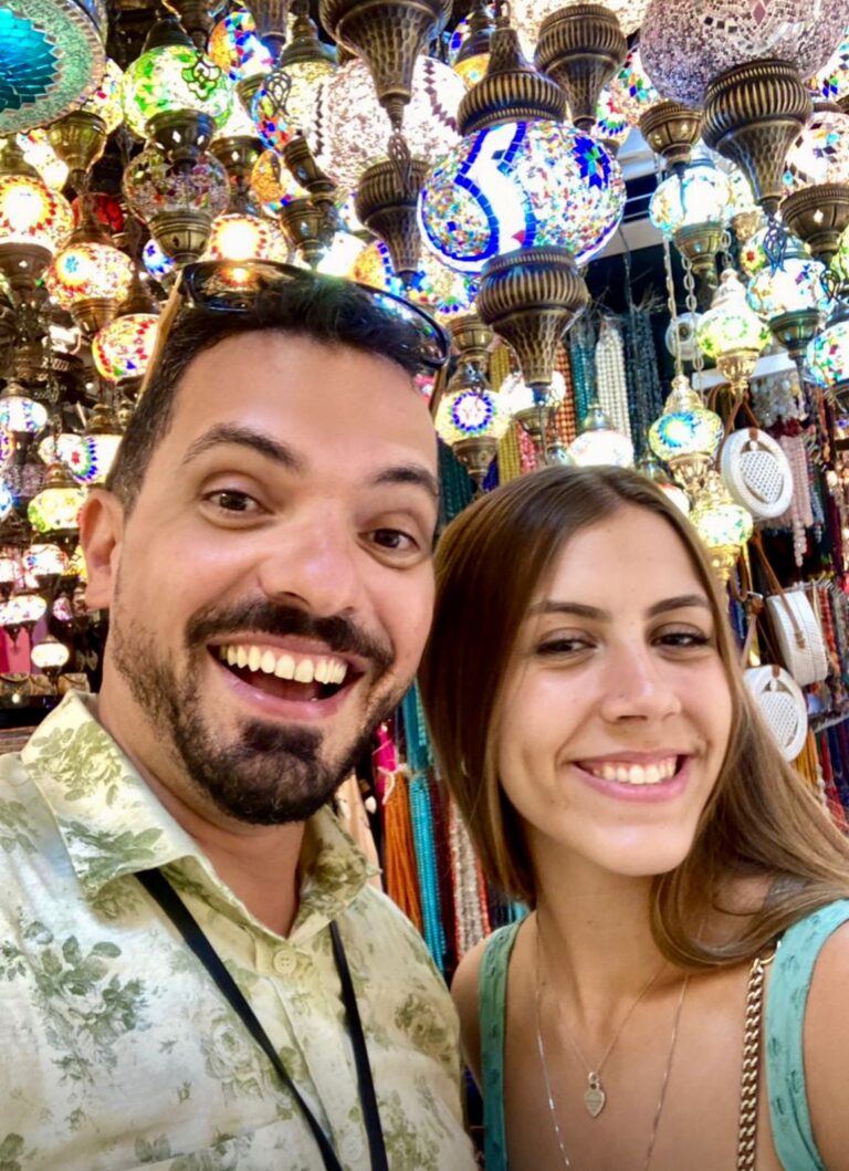 José da JGF TOURS fazendo um tour de 4 horas no mercado tradicional de Dubai com cliente na loja de luminárias