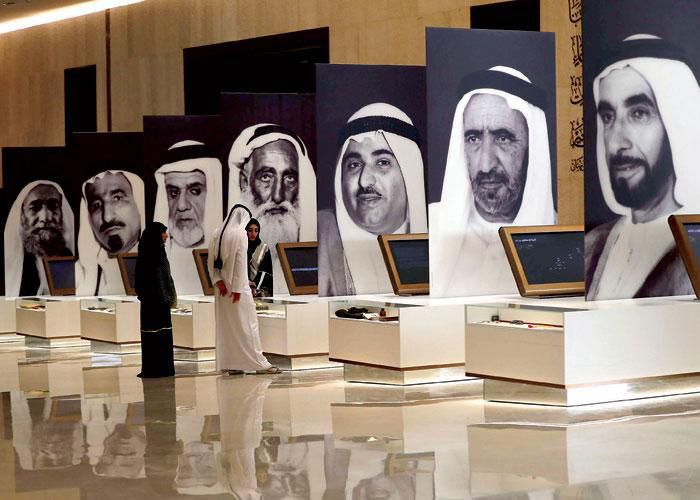 Explore as danças culturais dos Emirados Árabes Unidos e entenda a riqueza da tradição árabe por meio de expressões como Al Ayyala, Al Razfa e Liwa. Mais do que apresentações artísticas, essas danças revelam identidade, história e valores do povo emiradense. Descubra onde vivenciar essa cultura de forma autêntica em sua viagem com a JGF TOURS. Guia em Português em Dubai, Abu Dhabi e Sharjah Roteiros personalizados para brasileiros experiência premium deserto
