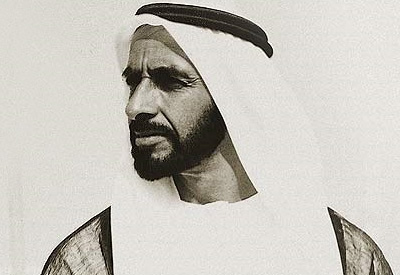Descubra quem foi Sheikh Zayed bin Sultan Al Nahyan e como sua liderança ajudou a unir os Emirados Árabes Unidos, preservando tradições, valores árabes e o desenvolvimento do país. . Conheça curiosidades sobre a herança emiradense com a JGF TOURS — guia em português em Dubai, Abu Dhabi e Sharjah, roteiros personalizados para brasileiros e experiências premium no deserto.