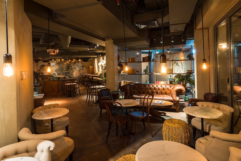 Foto panorâmica de um restaurante luxuoso em Dubai, com vista para o skyline moderno da cidade ao fundo. Ambiente sofisticado com mesas elegantes, decoração refinada e atmosfera exclusiva que transmite uma experiência gastronômica premium e turismo de luxo nos Emirados Árabes Unidos.