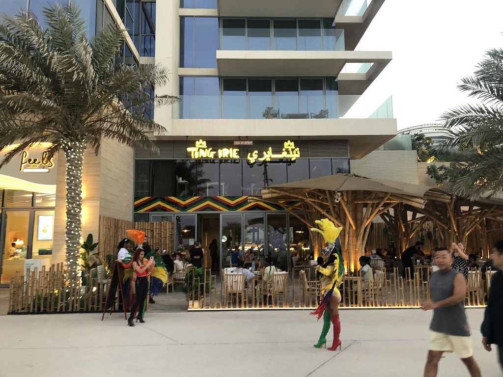 Foto panorâmica de um restaurante italiano luxuoso em Dubai, com salão elegante, mesas brancas impecavelmente montadas, iluminação suave, serviço refinado e ambiente exclusivo no coração financeiro da cidade. Atmosfera clássica, sofisticada e premium, ideal para turismo de luxo, jantares especiais e encontros de negócios nos Emirados Árabes Unidos.