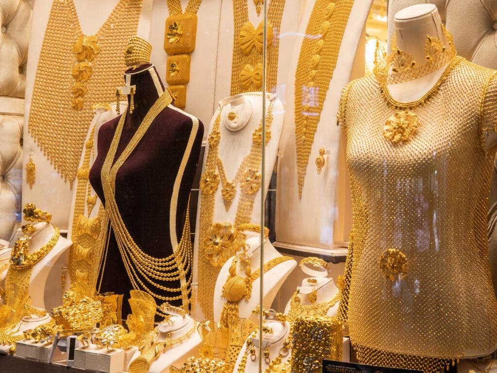 Conheça a Dubai Antiga e mergulhe na história da cidade. Passeie pelos tradicionais souks de ouro e especiarias, explore o charmoso bairro histórico Al Fahidi, atravesse o Dubai Creek em um abra e descubra as origens de um dos destinos mais fascinantes do mundo com a JGF Tours.