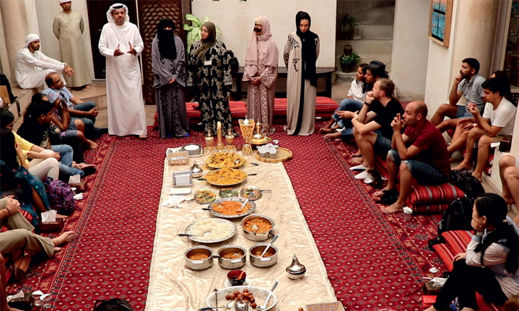 Explore a riqueza cultural da Cidade Antiga de Dubai em um tour guiado pelos bairros históricos, com ruas estreitas, arquitetura árabe tradicional, torres de vento, o charmoso distrito de Al Fahidi, travessia de abra pelo Dubai Creek, visita aos famosos Souk das Especiarias e Souk do Ouro, além de mercados, cafés e lojas de artesanato que revelam a história e as tradições locais, proporcionando uma experiência autêntica para casais, famílias e viajantes que desejam conhecer o lado mais histórico e cultural de Dubai.