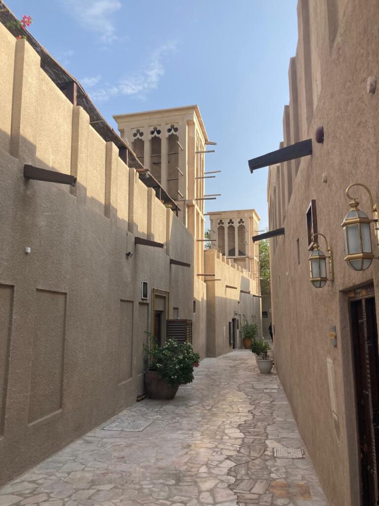 Explore a riqueza cultural da Cidade Antiga de Dubai em um tour guiado pelos bairros históricos, com ruas estreitas, arquitetura árabe tradicional, torres de vento, o charmoso distrito de Al Fahidi, travessia de abra pelo Dubai Creek, visita aos famosos Souk das Especiarias e Souk do Ouro, além de mercados, cafés e lojas de artesanato que revelam a história e as tradições locais, proporcionando uma experiência autêntica para casais, famílias e viajantes que desejam conhecer o lado mais histórico e cultural de Dubai.