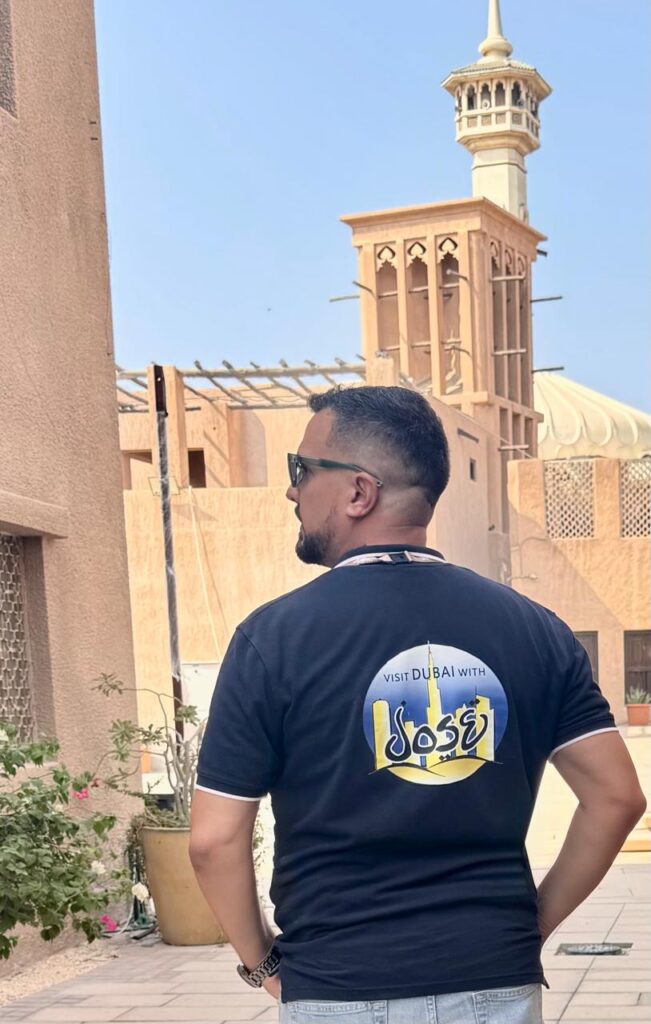 Explore a riqueza cultural da Cidade Antiga de Dubai em um tour guiado pelos bairros históricos, com ruas estreitas, arquitetura árabe tradicional, torres de vento, o charmoso distrito de Al Fahidi, travessia de abra pelo Dubai Creek, visita aos famosos Souk das Especiarias e Souk do Ouro, além de mercados, cafés e lojas de artesanato que revelam a história e as tradições locais, proporcionando uma experiência autêntica para casais, famílias e viajantes que desejam conhecer o lado mais histórico e cultural de Dubai.