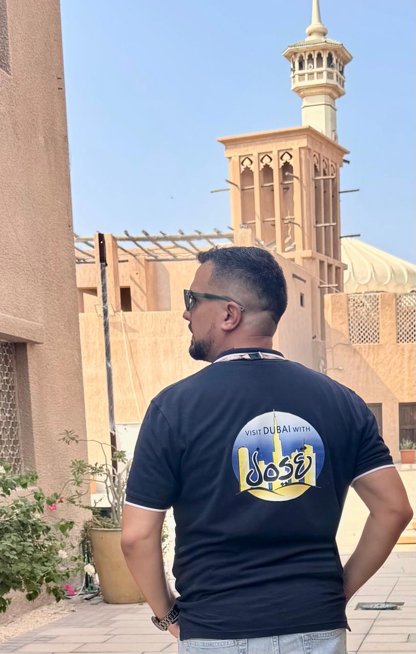 Explore a riqueza cultural da Cidade Antiga de Dubai em um tour guiado pelos bairros históricos, com ruas estreitas, arquitetura árabe tradicional, torres de vento, o charmoso distrito de Al Fahidi, travessia de abra pelo Dubai Creek, visita aos famosos Souk das Especiarias e Souk do Ouro, além de mercados, cafés e lojas de artesanato que revelam a história e as tradições locais, proporcionando uma experiência autêntica para casais, famílias e viajantes que desejam conhecer o lado mais histórico e cultural de Dubai.