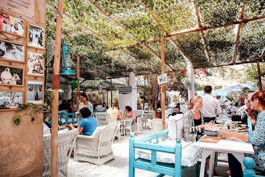 Conheça a Dubai Antiga e mergulhe na história da cidade. Passeie pelos tradicionais souks de ouro e especiarias, explore o charmoso bairro histórico Al Fahidi, atravesse o Dubai Creek em um abra e descubra as origens de um dos destinos mais fascinantes do mundo com a JGF Tours.