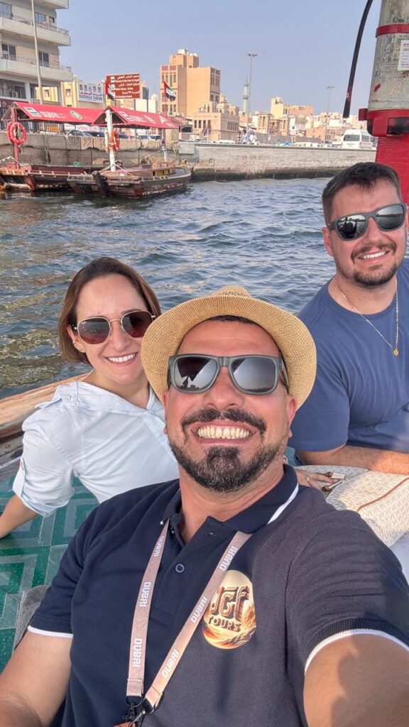 Explore a riqueza cultural da Cidade Antiga de Dubai em um tour guiado pelos bairros históricos, com ruas estreitas, arquitetura árabe tradicional, torres de vento, o charmoso distrito de Al Fahidi, travessia de abra pelo Dubai Creek, visita aos famosos Souk das Especiarias e Souk do Ouro, além de mercados, cafés e lojas de artesanato que revelam a história e as tradições locais, proporcionando uma experiência autêntica para casais, famílias e viajantes que desejam conhecer o lado mais histórico e cultural de Dubai.