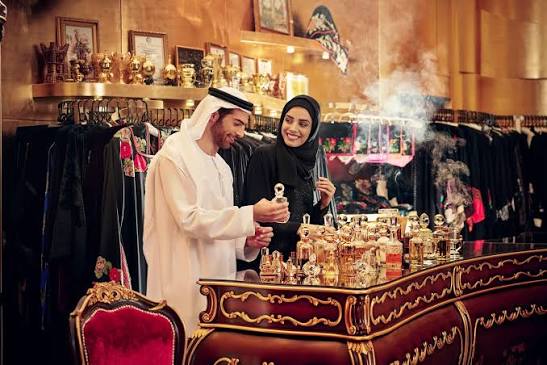 Conheça a Dubai Antiga e mergulhe na história da cidade. Passeie pelos tradicionais souks de ouro e especiarias, explore o charmoso bairro histórico Al Fahidi, atravesse o Dubai Creek em um abra e descubra as origens de um dos destinos mais fascinantes do mundo com a JGF Tours.