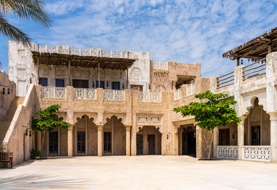 Conheça a Dubai Antiga e mergulhe na história da cidade. Passeie pelos tradicionais souks de ouro e especiarias, explore o charmoso bairro histórico Al Fahidi, atravesse o Dubai Creek em um abra e descubra as origens de um dos destinos mais fascinantes do mundo com a JGF Tours.
