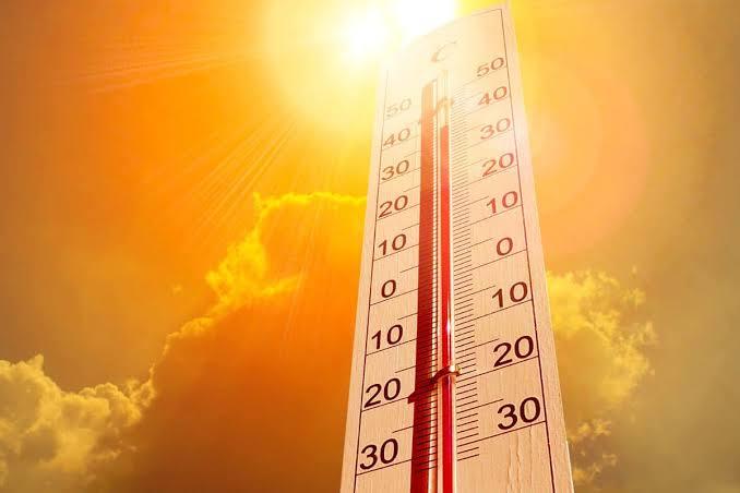Verão em Dubai com céu azul e temperaturas elevadas